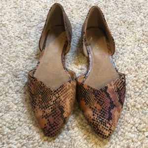 Pink /black snake skin design pointed toe flat Sz 6